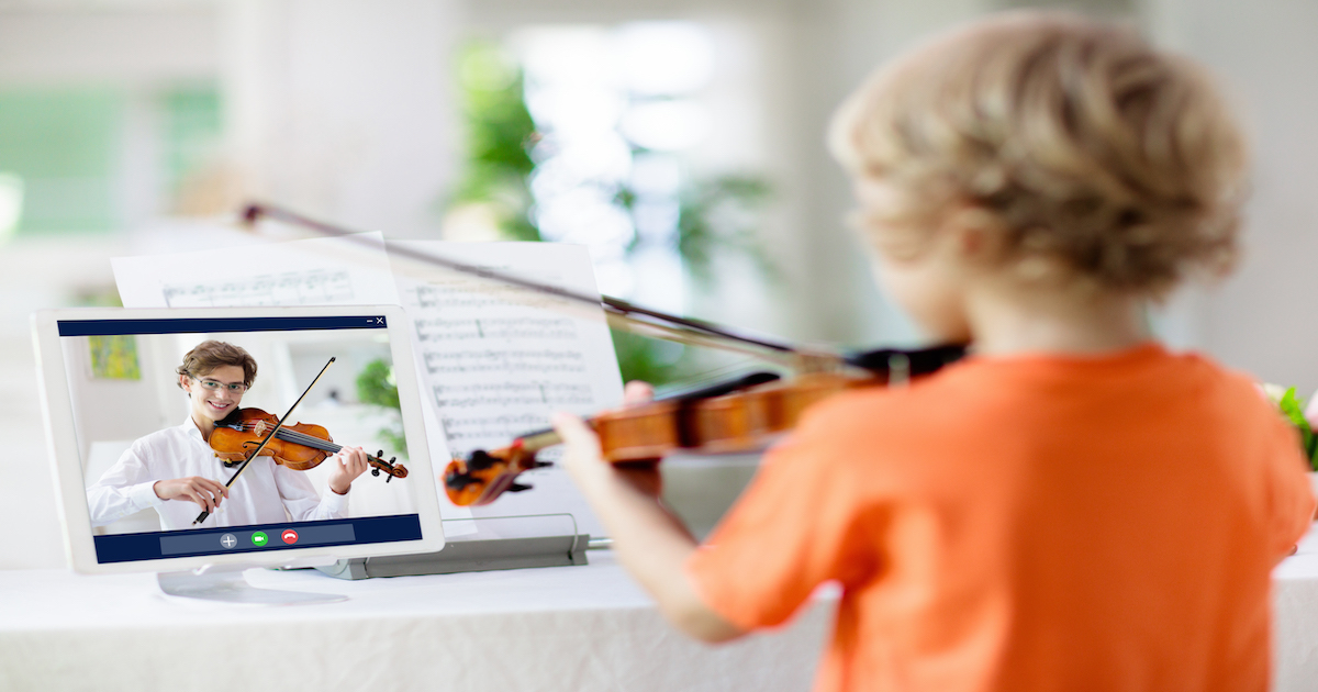 kid learning violin
